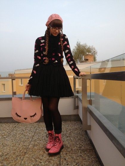 Lovely Cat bag! Dr Martens Pink Boots Outfit, Doc Martins And Dress Outfit, Pink Docs Outfits, Pink Doc Martens Outfit Style, Hot Pink Doc Martens Outfits, Pink Dr Martens Outfit, Pink Doc Martens Outfit, Martin Boots Outfits, Pink Boots Outfit