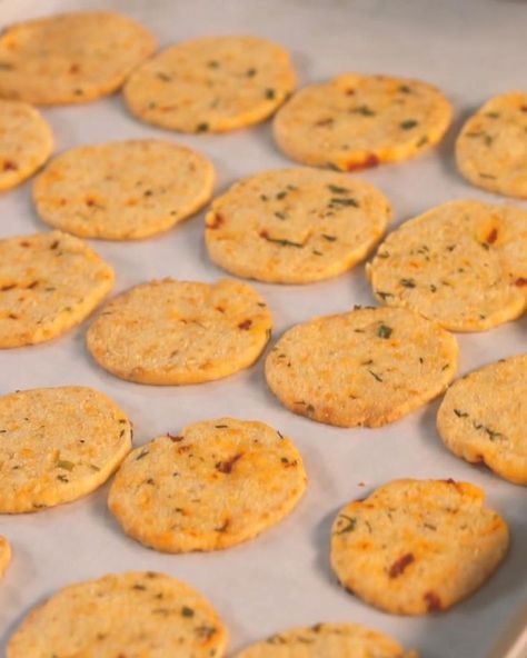 Cheddar Cheese Shortbread Crackers, Bread Crisps Recipe, Savory Items For Bake Sale, Cheese Cracker Recipes Homemade, Savoury Crackers Recipe, Cheddar Cheese Crackers Homemade, Savory Shortbread Recipes, Crackers Recipe Homemade, Savoury Cookies Recipes