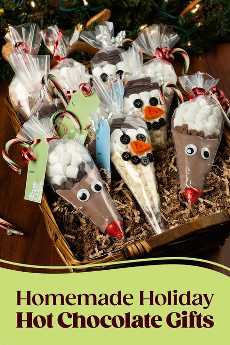 homemade holiday hot chocolate gifts Hot Chocolate Snowman, Diy Drink Gifts, Snowman Hot Chocolate, Chocolate Snowman, Homemade Christmas Treats, Holiday Hot Chocolate, Christmas Treats For Gifts, Hot Chocolate Gifts, Hot Chocolate Gift