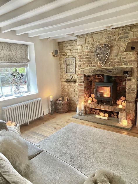 Country Cottage Living Room, Cottage Lounge, Log Burner Living Room, Cottage House Interior, Country Cottage Living, Casa Country, Living Room Decor Fireplace, Cottage Living Rooms, Cottage Interior