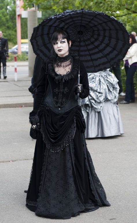 Especially fond of the skirt, though the whole look is stunning. Gothic Fashion Victorian, Gothic Mode, Goth Look, Victorian Costume, Romantic Goth, Victorian Goth, Gothic Clothes, Goth Women, Goth Beauty