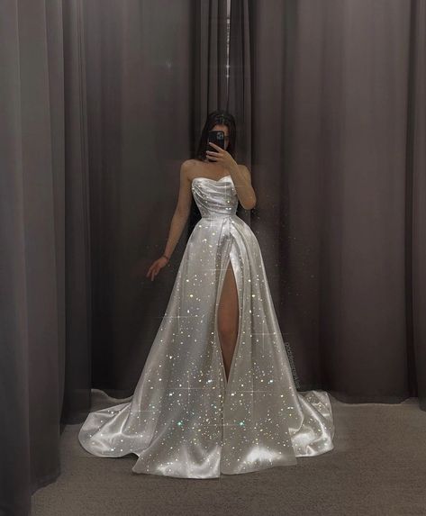 Dedicated to all things silk,satin.......and a little sissy Classy Prom, Classy Prom Dresses, Stunning Prom Dresses, Dream Outfits, Cute Dress Outfits, Dress Sequin, Dream Dresses, Prom Dress Inspiration, Cute Prom Dresses