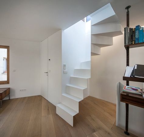 Gallery of House On The Butte Bergeyre - Paris / France / 2017 | Picture 9 | Compact Stairs, Loft Staircase, Staircase Interior Design, Small Staircase, Stair Design, Summer Cabin, Interior Staircase, Loft Stairs, Building Images