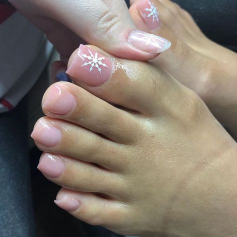 Christmas French Tip Toes, Pedicure Ideas Christmas Toenails, Toe Nails Ideas Christmas, White Christmas Toe Nails, Christmas Nails Pedicure, Christmas Acrylic Toe Nails, Gel Pedicure Ideas Winter, Toe Nail Designs For Christmas, Christmas Toe Nails Designs