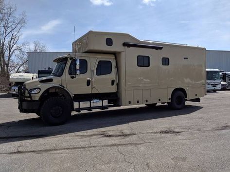 This military-grade 4x4 Showhauler RV from Terry Town RV is steel-plated and fully equipped, capable of surviving whatever life throws at it. Remodeling Rv, Lunch Truck, Semi Truck Trailer, Paint Rv, Tactical Laser, Expedition Overland, Luxury Motorhomes, Overland Trailer, Overland Truck