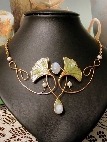 Gilded wire necklace, with a ginkgo leaves motif, rendered with polymer clay framed by wire; the small dew drops are moonstones cabochons, such as the central upper and lower stones. Set with freshwater pearls. Bijoux Art Deco, Theatrical Romantic, Bijoux Art Nouveau, Paphos, Art Nouveau Design, Wire Necklace, Art Nouveau Jewelry, Deco Jewelry, Leaf Necklace