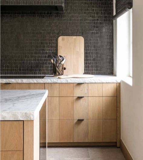 Nathalie Deboel on Instagram: “Kitchens are made for bringing families together #interiordesign #interiors #designer #nathaliedeboel #kitchendesign #warmminimal…” Wooden Kitchen Cabinets, Classic White Kitchen, Marble Counter, Kitchen Design Trends, Kitchen Benches, Gorgeous Kitchens, Kitchen Trends, Wooden Cabinets, Wooden Kitchen