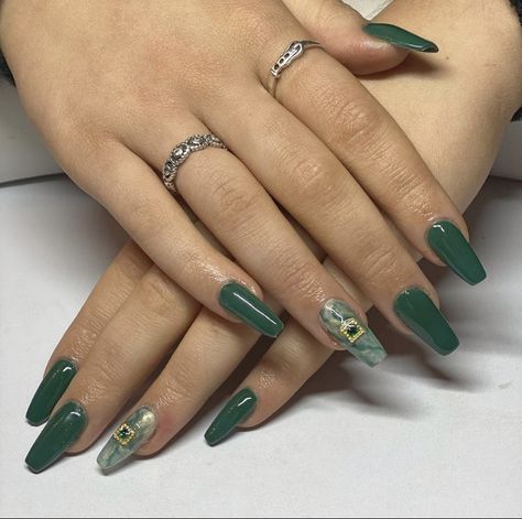 Dark green nails with gold and emerald gem, and marble effect Dark Green Marble Nails, Gold Gel Nails, Hoco Nails, Jade Nails, Formal Ideas, Emerald Nails, Gold Acrylic Nails, Green Acrylic Nails, Dark Green Nails