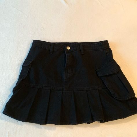 Women’s Black Mini Pleated Skirt With Two Pockets On The Side. Never Worn Before Still In Amazing Condition. Black Cute Clothes, Black Miniskirt Outfits, Black Mini Pleated Skirt, Black Jeans Skirt, Pleated Jean Skirt, Mid Thigh Skirt, Denim Skirt Black, Diy Skirts, Skirt Aesthetic