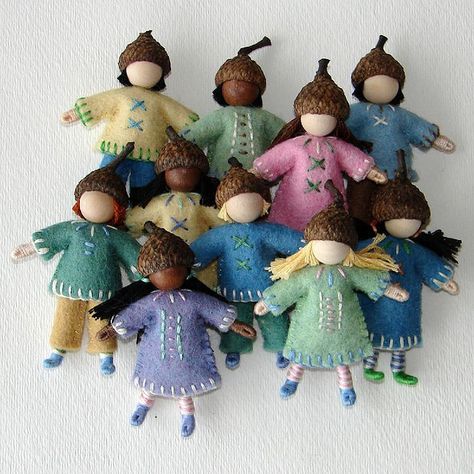 Little Waldorf Inspired Acorn Dolls    This little doll is from the Etsy shop Dream Child Studio. Acorn Crafts, Waldorf Crafts, Bendy Doll, Felt Fairy, Clothespin Dolls, Wool Projects, Waldorf Toys, Waldorf Doll, Waldorf Inspired