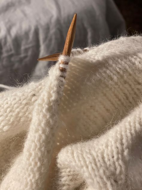 #tricot #knitting #knit #aesthetic #fashion #wardrobe #rosé #light #photography Knitting Needles Aesthetic, Knitting Aesthetic Photography, Knit Aesthetic, Knitting Photography, Winter Arc, Knitting Aesthetic, 2025 Vision, Knitwear Fashion, Knitting Girls