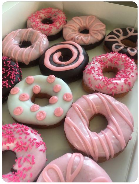 Donas Aesthetic, Valentines Donut, Donut Decorating Ideas, Christmas Donuts, Food Business Ideas, Donut Decorations, Cute Donuts, Homemade Donuts, Delicious Donuts