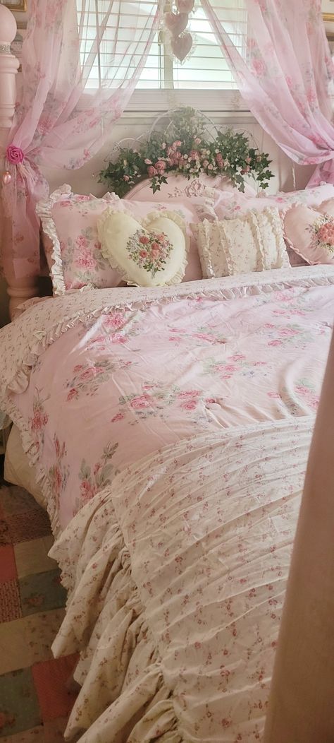 Modern Coquette, Muebles Shabby Chic, Fall Bedroom Ideas, Coquette Room Decor, Coquette Room, Cozy Fall Bedroom, Casa Vintage, Fall Bedroom, Dream House Rooms