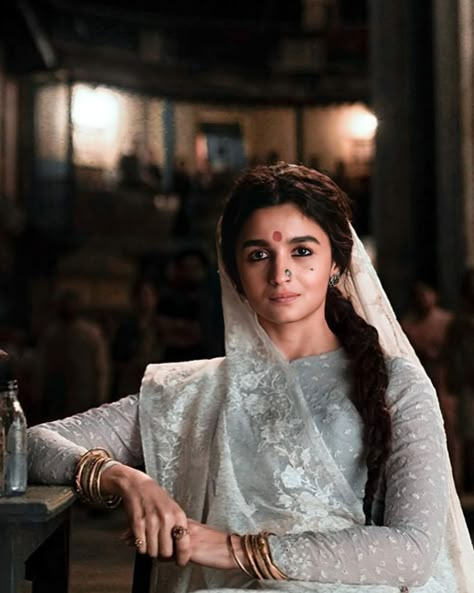 Gangubai Kathiawadi Wallpaper, Alia Bhatt Gangubai Outfit, Gangubai Kathiawadi Outfits, Gangubai Saree, Gangu Bai Look, Gangubai Kathiawadi Alia Bhatt Look, Gangubai Aesthetic, Gangubai Kathiawadi Aesthetic, Gangu Bai