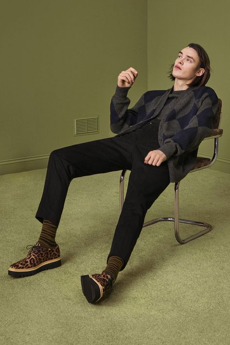 Fall Menswear, Mode Poses, Sitting Pose Reference, Male Pose Reference, Male Models Poses, People Poses, Anatomy Poses, Sitting Poses, Body Reference Poses