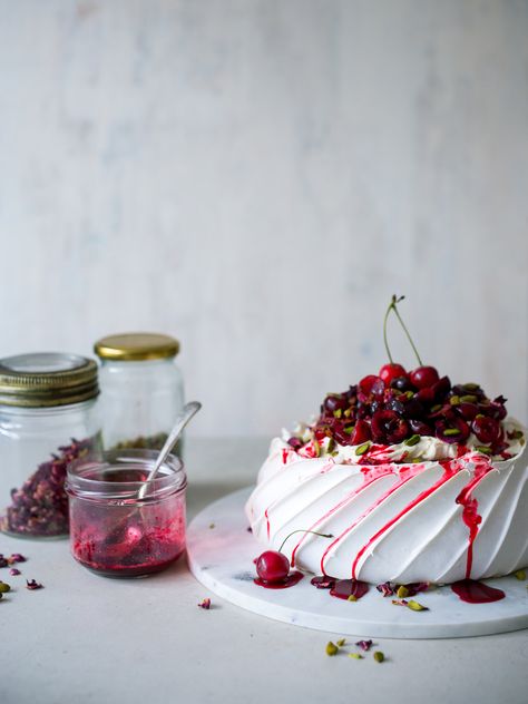 The Perfect Pavlova — The Boy Who Bakes Pavlova Easy, Pavlova Toppings, The Boy Who Bakes, Christmas Pavlova, Chocolate Pavlova, Pavlova Dessert, Pavlova Cake, Make Dessert, Meringue Desserts