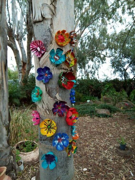 25 Fun and Practical Plastic Bottle Crafts For Home And Garden Plastic Bottle Crafts Diy, Yard Art Crafts, Hippie Garden, Empty Plastic Bottles, Reuse Plastic Bottles, Plastic Bottle Flowers, Diy Plastic Bottle, Recycled Garden, Plastic Bottle Crafts