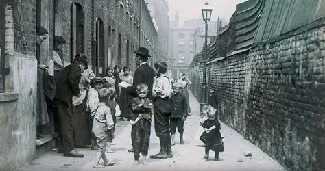 Missionaries visiting the residents of a London slum in the 19th century. 19th Century London, 19th Century England, London Queen, Victoria Reign, Victorian Life, The British Empire, Victorian London, London History, London Pictures