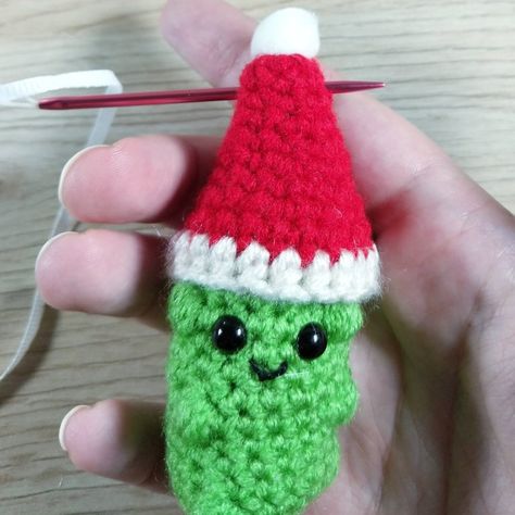 Christmas Pickle Crochet Pattern, Crochet Christmas Pickle Ornament, Crochet Pickle Ornament, Christmas Pickle Crochet Pattern Free, Crochet Christmas Pickle, Crochet Emotional Support Pickle, Emotional Support Pickle Crochet Pattern Free, Crazy Christmas Decorations, Crochet Pickle Pattern