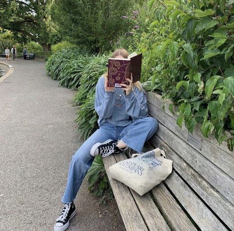 Reading In The Park, Aesthetic Photoshoot, Reading Aesthetic, Shy Girls, Reading Book, Girl Reading, Brown Aesthetic, Book Girl, I Love Books