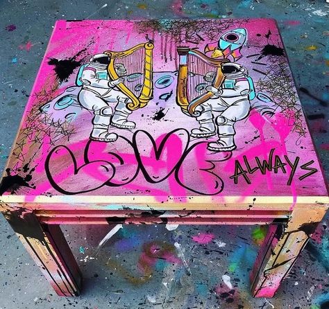 Graffiti Painted Furniture, Graffiti Furniture Ideas, 50s Pop Art, Graffiti Interior Design, Graffiti Table, Pop Art Furniture, Club Design Interior, Graffiti Bedroom, Graffiti Furniture