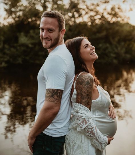 Pose For Maternity Photos, Maternity Pic Outfit Ideas, Poses Maternity Photography, Maternity Pond Pictures, Outside Maternity Photography, Photoshoot Pregnant Ideas Couple, Spring Maternity Photoshoot Ideas, Maternity Outside Photography, Preagnet Photoshoot