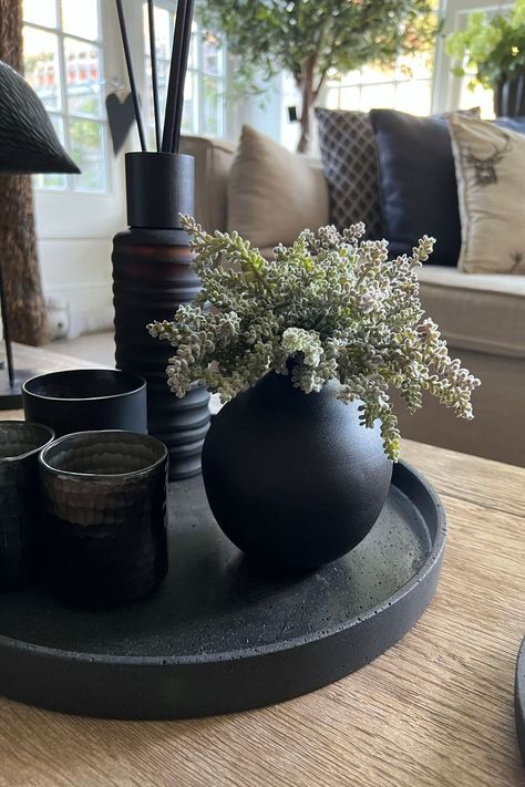 Black Round Vase Decor, Coffee Table Centrepiece Ideas, Green Grey Black Living Room, Decorating With Black Accents, Black Vase Decorating Ideas, Living Room Black Coffee Table, Black Coffee Table Decor, Vase Decorating Ideas Living Room, Turkish House