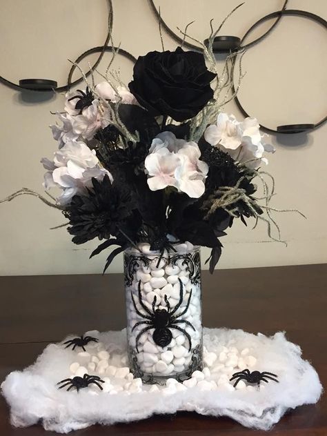 Halloween Candle Centerpiece Ideas, Halloween Flower Centerpieces, Black Flowers Halloween Decor, Elegant Gothic Halloween Decor, Halloween Theme Centerpieces, Spooky Table Centerpieces, Cheap Halloween Table Centerpieces, Halloween Fake Flower Arrangement, Diy Halloween Wedding Centerpieces