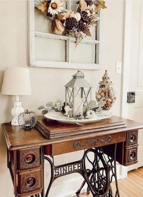 Decorating With Antique Sewing Machine, Vintage Sewing Machines Decoration, Vintage Sewing Machine Repurposed, Singer Sewing Machine Repurposed, Singer Table, Antique Sewing Machine Table, Old Sewing Machine Table, Old Sewing Tables, Sewing Table Repurpose