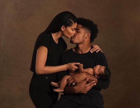 Family Photos With Baby, Family Photoshoot Poses, Couple Pregnancy Photoshoot, Maternity Photoshoot Outfits, Chanel Iman, Newborn Family Photos, Baby Tumblr, Maternity Photoshoot Poses, Family Photoshoot Outfits