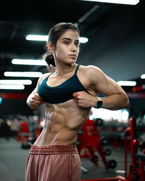 Sara Safari, Dream Physique, Woman Workout, Fitness Influencer, Fit Bodies, Gym Photos, Female Fitness, Gender Envy, Female Fitness Model