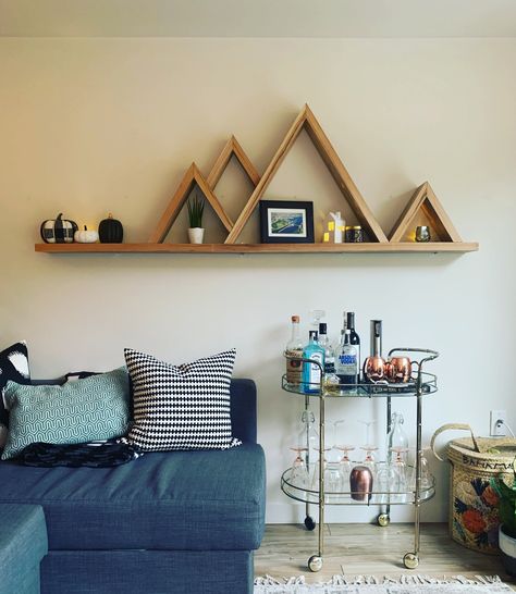 Mountain Wall Shelf, Wooden Photo Shelves, Wood Wall Shelf Decor, Mountain Shelf Diy Plans, Mountain Shelves, Building With Wood, Diy Wood Wall Decor, Mountain Shelf, Diy Wood Wall