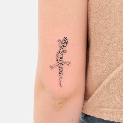 Animal Patchwork Tattoo Sleeve, Lizard Line Tattoo, Small Leopard Gecko Tattoo, Spotted Salamander Tattoo, Zoology Tattoo Ideas, Leopard Gecko Tattoo Design, Kings Of Leon Tattoo Ideas, Leopard Gecko Tattoo Simple, Cute Gecko Tattoo