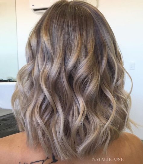 Ash highlights Short Wavy Hairstyles, Balayage Blonde, Wavy Hairstyles, Medium Long Hair, Short Wavy Hair, Long Bob Hairstyles, Short Wavy, Brown Blonde Hair, Penteado Cabelo Curto