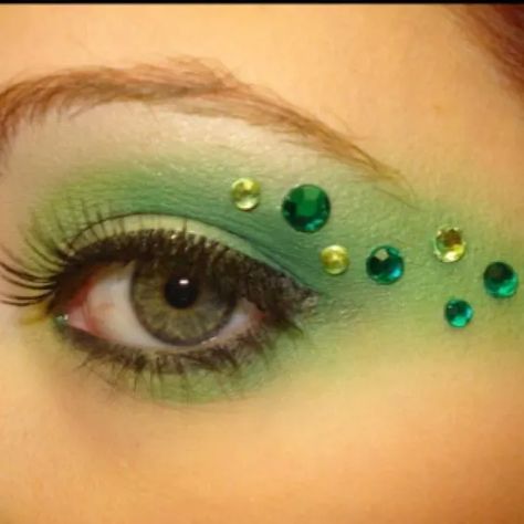 Saint Patrick’s Make Up, Green Carnival Makeup, St Patricks Makeup Ideas, Green Rhinestone Makeup, St Patricks Day Makeup Ideas, Makeup Verde, Saint Patricks Day Makeup, Carnaval Make-up, Irish Costumes