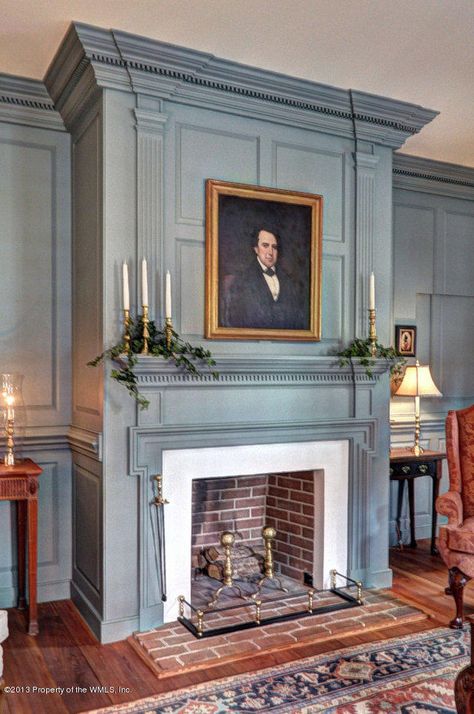 American Colonial Living Room, Colonial Living Rooms, Colonial Living Room, Georgian Interiors, Colonial Interior, Primitive Homes, Casas Coloniales, Colonial Decor, Corner Fireplace