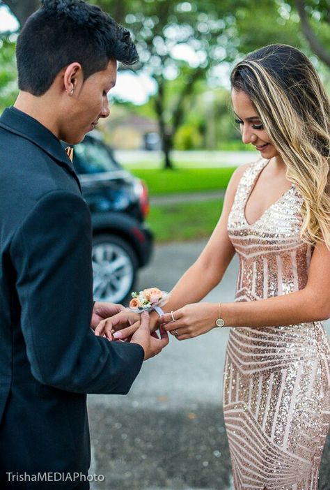 I am soooooo in love with that dress!! It’s freaking gorgeous!!!! Western Hoco, Sweethearts Dance, Couples Homecoming Pictures, Homecoming Photoshoot, Homecoming Pics, Formal Photoshoot, Homecoming Photos, Formal Pictures, Hoco Poses