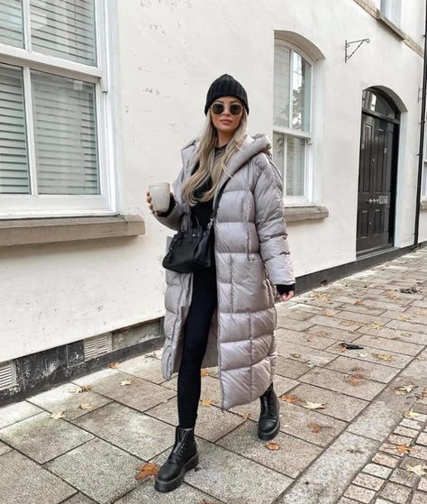 Long Duvet Coat Outfit, Long Grey Puffer Jacket Outfit, Duvet Coat Outfit, Grey Puffer Coat Outfit, Long Puffer Coat Outfit Winter, Long Padded Coat Outfit, Long Grey Jacket Outfit, Long Puffer Coat Street Style, Padded Coat Outfit