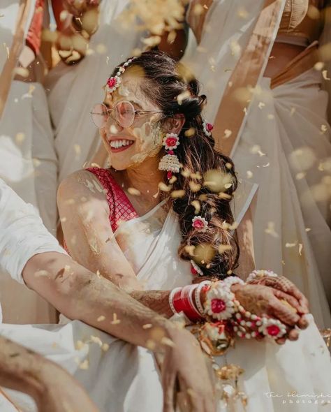 White For Haldi, White Haldi Outfit For Couple, Off White Haldi Outfit, White Outfits For Haldi, Haldi Ceremony Outfit For Bride White, Haldi Ceremony White Outfit, White Saree Haldi Look, Haldi Outfits White, Sarees For Haldi Ceremony