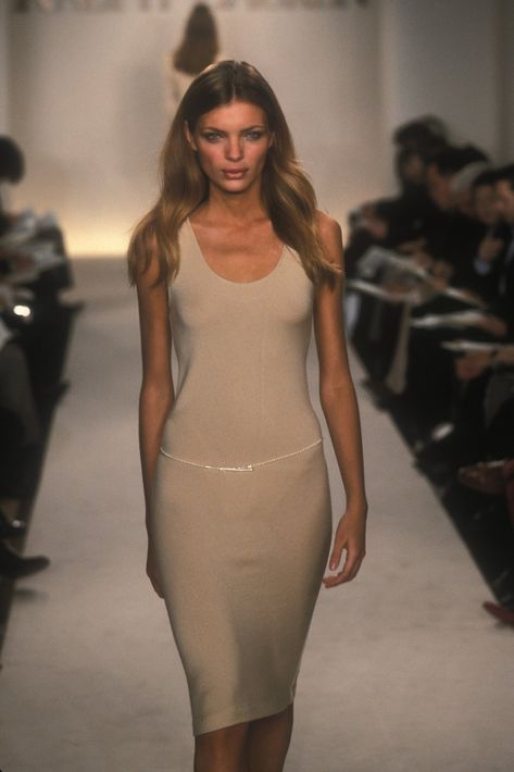 90s Minimalism Fashion, Esther Canadas, Ralph Lauren Runway, Ralph Lauren Spring Summer, Fashion Through The Decades, 90s Minimalism, Classic Ralph Lauren, Ralph Lauren 90s, Business Lady