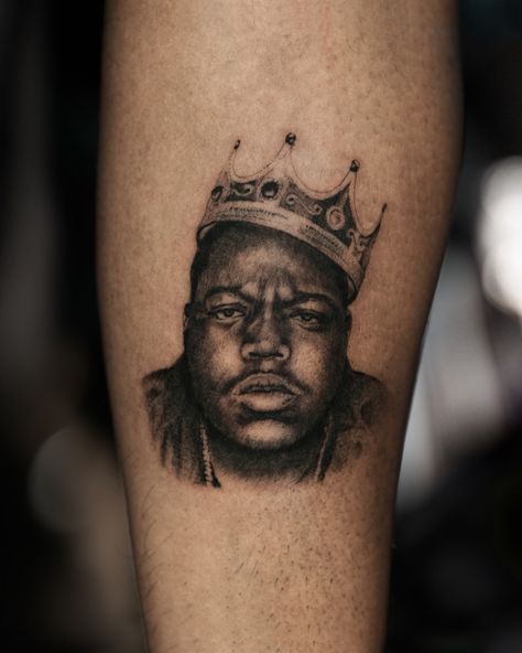 Biggie Smalls tattoo #smalltattoo #portraittattoo #realistictattoo Biggie Smalls Tattoo, Biggie Tattoo, Notorious Big Tattoo, Music Tats, Mic Tattoo, Tattoos 2022, Gangsta Tattoos, Chicano Tattoo, Beautiful Abstract Art