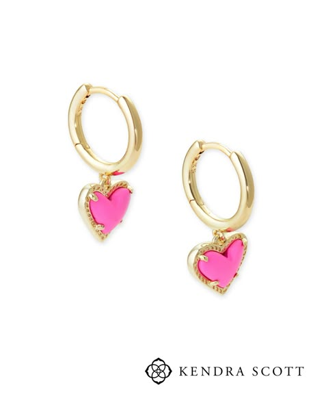 Hearts and huggies together - is there anything better? The Ari Heart Gold Huggie Earrings in Magenta Magnesite adds that little something extra to your look with its playful asymmetrical design. Preppy Earrings, Future Jewelry, Preppy Accessories, Jewelry Wishlist, Gold Huggie Earrings, Preppy Jewelry, Rose Gold Quartz, Kendra Scott Earrings, Jewelry Accessories Ideas