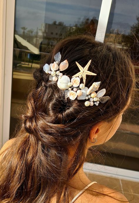 The elegant hair piece made with seashells, starfish, pearls, handmade flowers and crystals. This headband is perfect for bride, bridesmaid, and flower girl. Shipping: - Tracking number - Your item will be carefully packaged and shipped with love Custom order always welcome, please contact us Thanks for looking! https://www.etsy.com/shop/CyShellBridal Beach wedding hair comb, bridal seashells hairpiece, starfish headpiece, shells hair accessory, bridesmaids hair comb, beach starfish tiara, merma Seashell Hair Comb, Hairstyles With Seashells, Seashell In Hair, Mermaid Hair Piece, Sea Shells In Hair, Hair Styles With Hair Jewelry, Shells In Hair, Mermaid Hair Ideas, Wedding Hair Beach