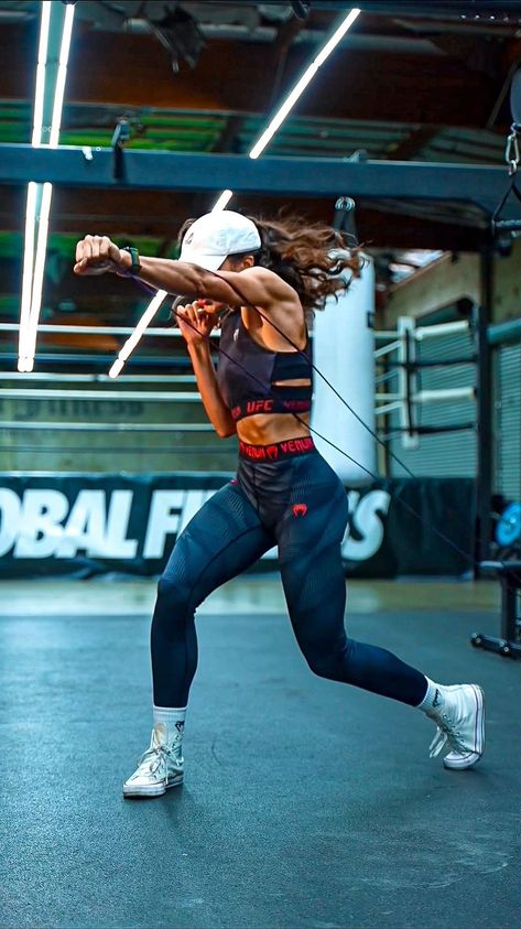 Boxing Women Photography, Boxing Body Woman, Kickboxing Women Photography, Woman Working Out, Womens Kickboxing, Fitness Aesthetic Women, Gym Body Goals, Woman Boxing, Gym Outfits Aesthetic