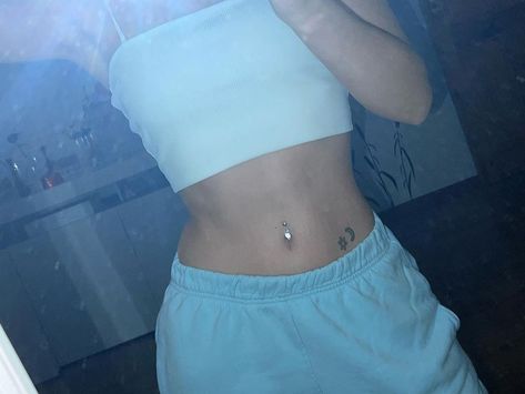 𝙎𝙖𝙣𝙙𝙧𝙖 𝙂𝙧𝙖𝙗𝙖𝙧𝙘𝙯𝙮𝙠 | Brzuch 👍🏼👍🏼👍🏼 #minitattoo #minitattoos #belly #bellybutton #bellypiercing #piercing #kolczykwpępku #navel #navelpiercing #navelqueen… | Instagram Navel Piercing, Belly Piercing, Belly Button, Mini Tattoos, Vogue, Instagram