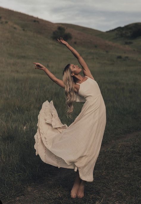 Dreamy Moodboard, Outdoor Dance Photography, Kylie Katich, Travel Portraits, Dance Senior Pictures, Moody Boho, Free Spirit Aesthetic, Dance Photo Shoot, Spring Photoshoot