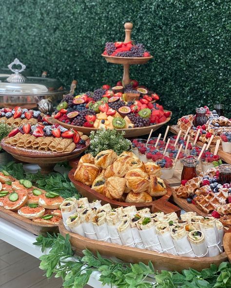 Instagram post by Se La Vie Catering / it’s life • Aug 8, 2021 at 3:46am UTC Summer Buffet Food Ideas, Buffet Aesthetic, Garden Buffet, Dinner Party Tablescapes, Wedding Buffet Food, Decoration Buffet, Party Food Buffet, Catering Ideas Food, Charcuterie Inspiration