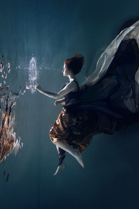 Underwater Model, Underwater Photoshoot, Famous Photography, Underwater Portrait, Breathing Underwater, Girl In Water, Underwater Photos, Oceans Of The World, Under Water