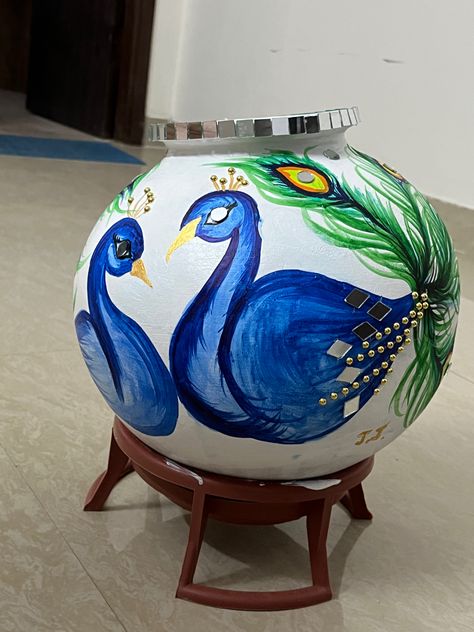 Janmashtami Matki Decorations, Krishna Matki Fod, Pot Painting For Janmashtami, Peacock Pot Painting, Diy Matki Decoration, Matki Painting Ideas For Janmashtami, Pot Painting Ideas For Competition, Matka Painting For Janmashtami, Matki Painting Ideas Creative