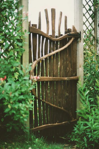 Driftwood Gate, Driftwood Fence, Garden Gate Decor, Driftwood Garden, Tor Design, Garden Gates And Fencing, Gate Entrance, Garden Gate Design, Wooden Gate